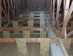 Zateplení novostavby řadového domu pomocí foukané izolace